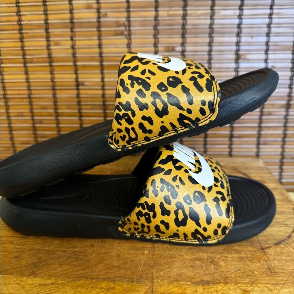 Nike Victori One Black and Chutney Leopard print Slides - Picture 2 of 5
